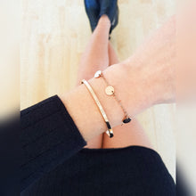 Lade das Bild in den Galerie-Viewer, Armreif mit Gravur - 'Live Love Laugh' - 3mm