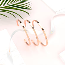 Lade das Bild in den Galerie-Viewer, Armreif mit Gravur - 'Live Love Laugh' - 3mm