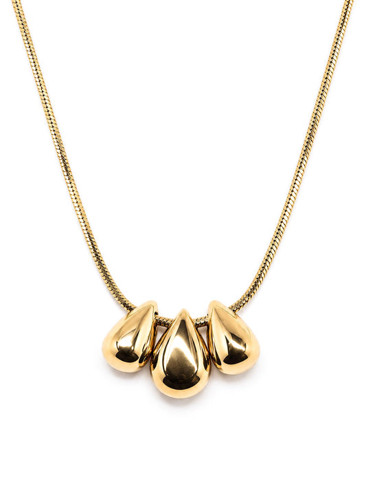 THIORA Three Wishes Halskette in Gold mit drei Tropfen und Karabinerverschluss auf weißem Hintergrund