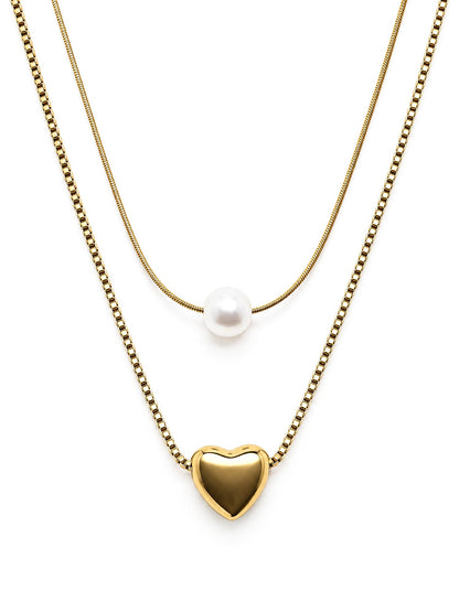 Love Note Halskette in Gold mit zwei Strängen, Herz und weißer Kunststoffperle