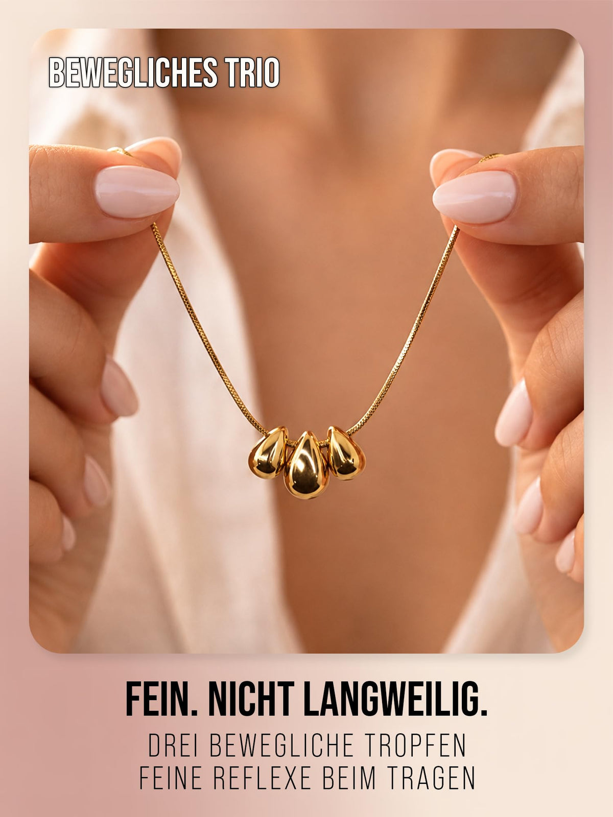 Nahaufnahme der drei beweglichen goldfarbenen Tropfen, an der Kette zwischen zwei Händen gehalten