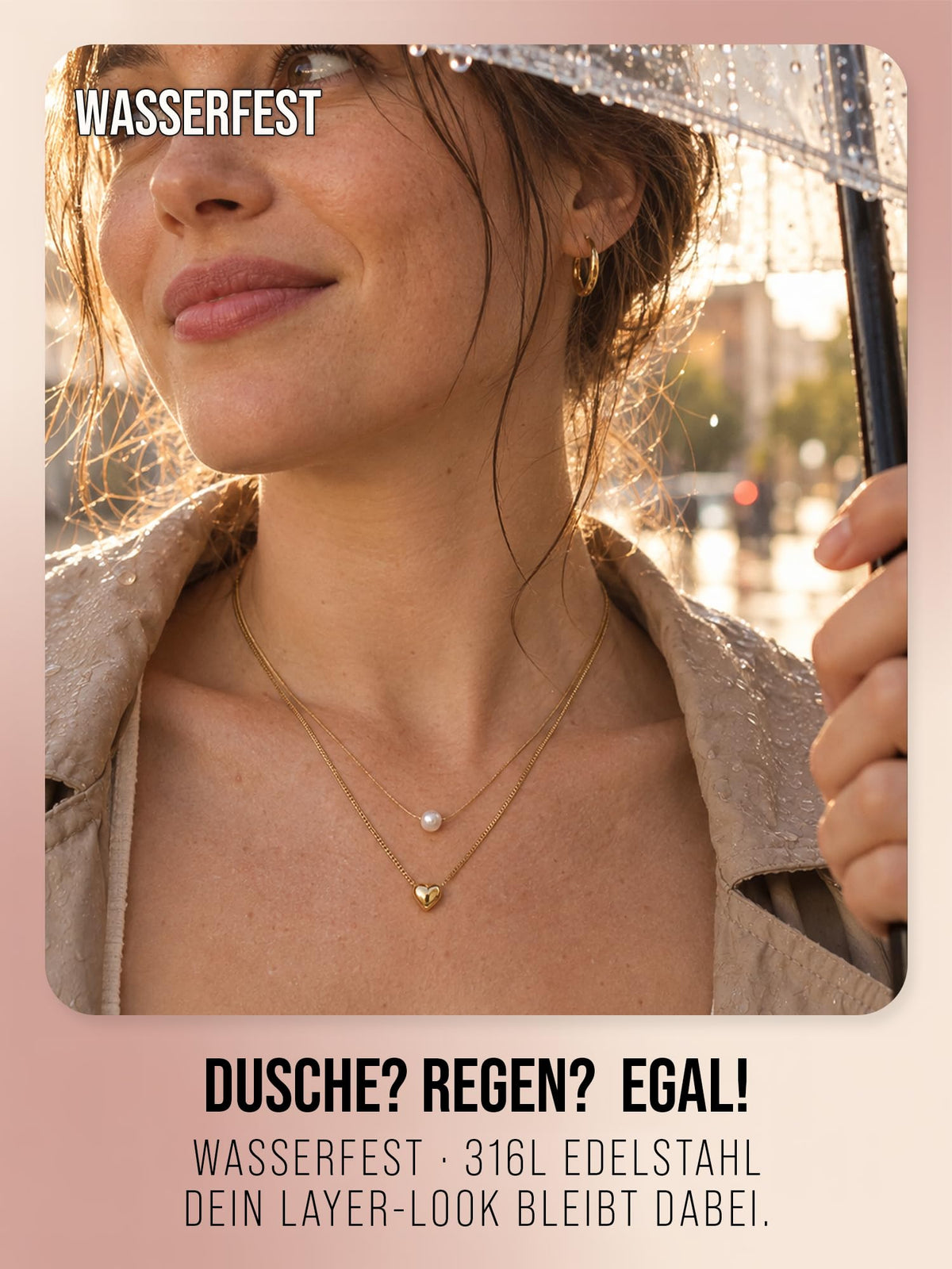 Love Note Halskette in Gold getragen bei Regen