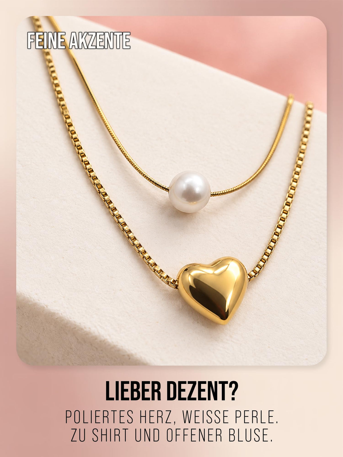 Detail der Love Note Halskette in Gold: poliertes Herz und weiße Kunststoffperle