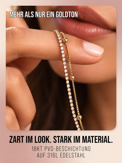 Nahaufnahme der Daily Spark Halskette in Gold, zwischen den Fingern gehalten