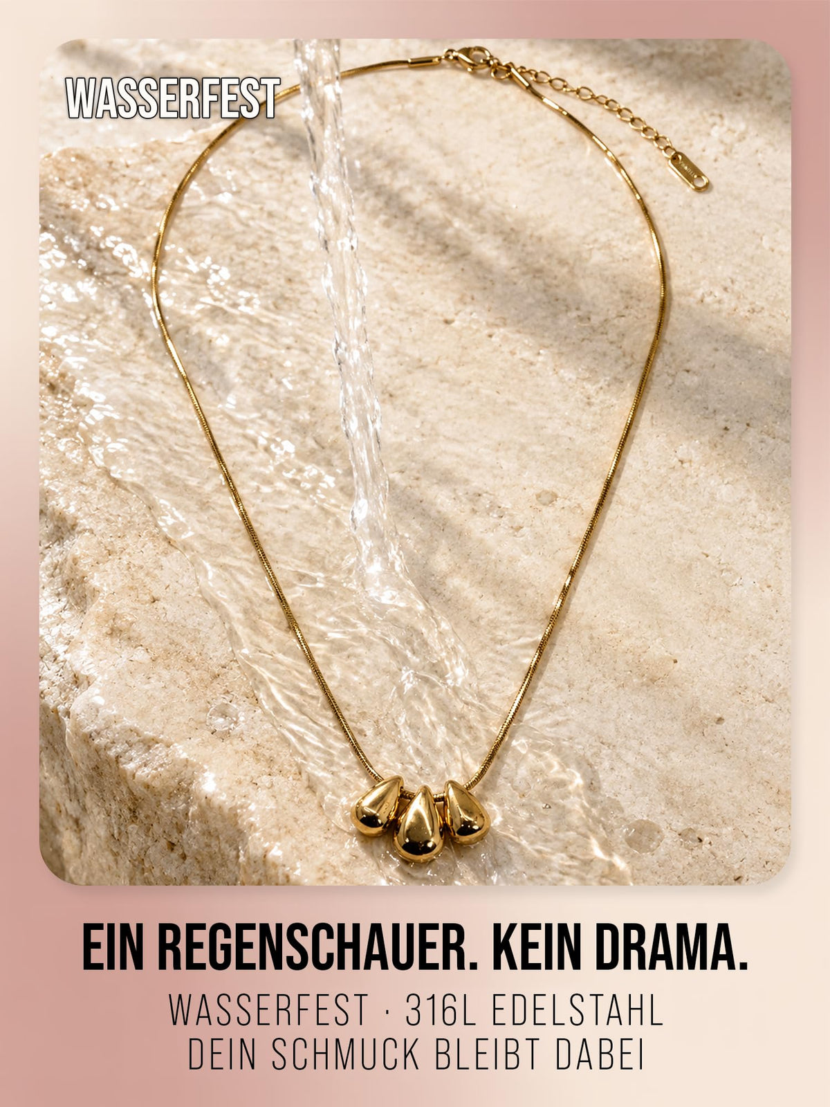Goldene Three Wishes Halskette unter fließendem Wasser auf Stein, mit Hinweis auf wasserfesten 316L Edelstahl