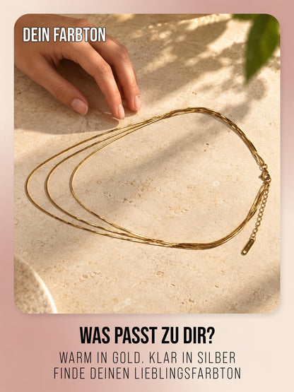 Dreireihige Sundrift Halskette in Gold auf hellem Stein, mit Farbhinweisen Gold und Silber