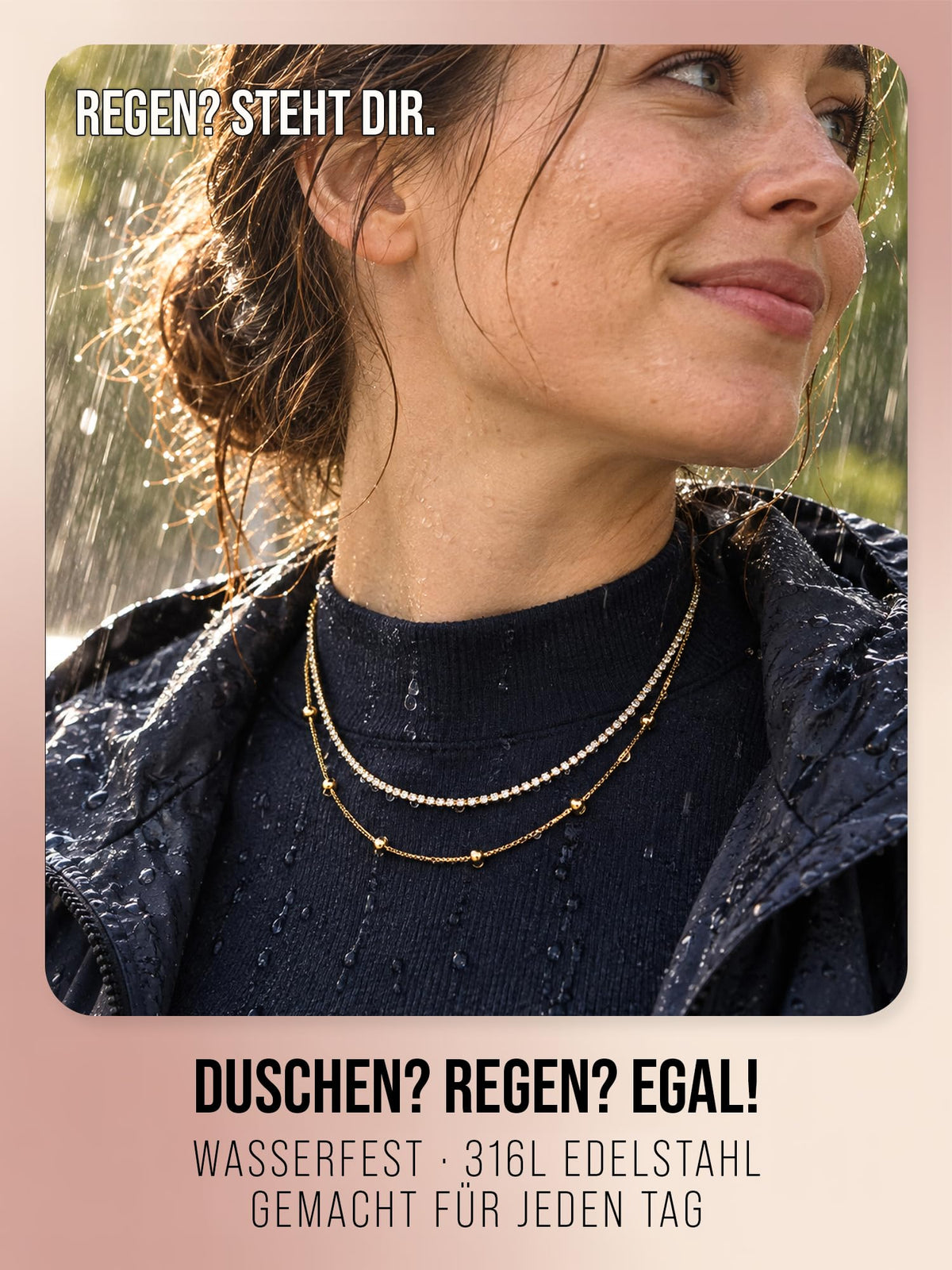 Frau trägt die zweireihige Daily Spark Halskette in Gold im Regen