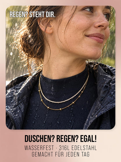 Frau trägt die zweireihige Daily Spark Halskette in Gold im Regen