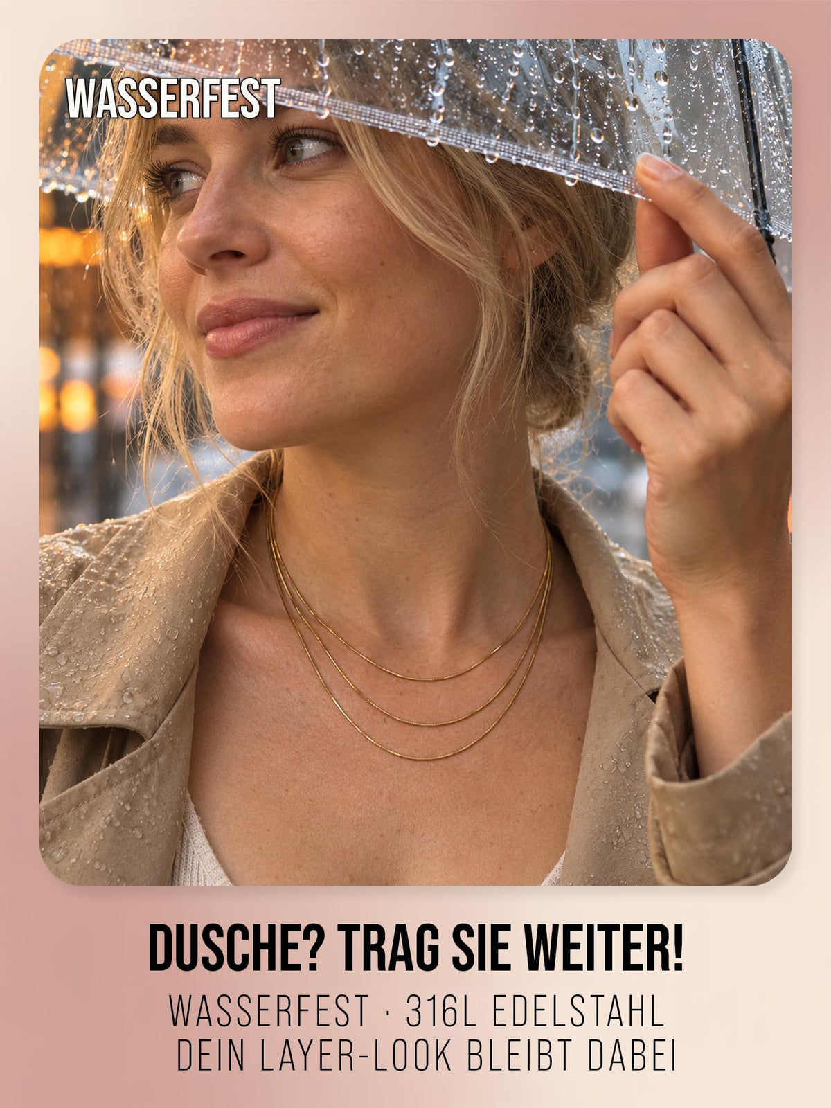 Sundrift Halskette in Gold, getragen unter einem Regenschirm, mit Hinweis auf wasserfesten Edelstahl
