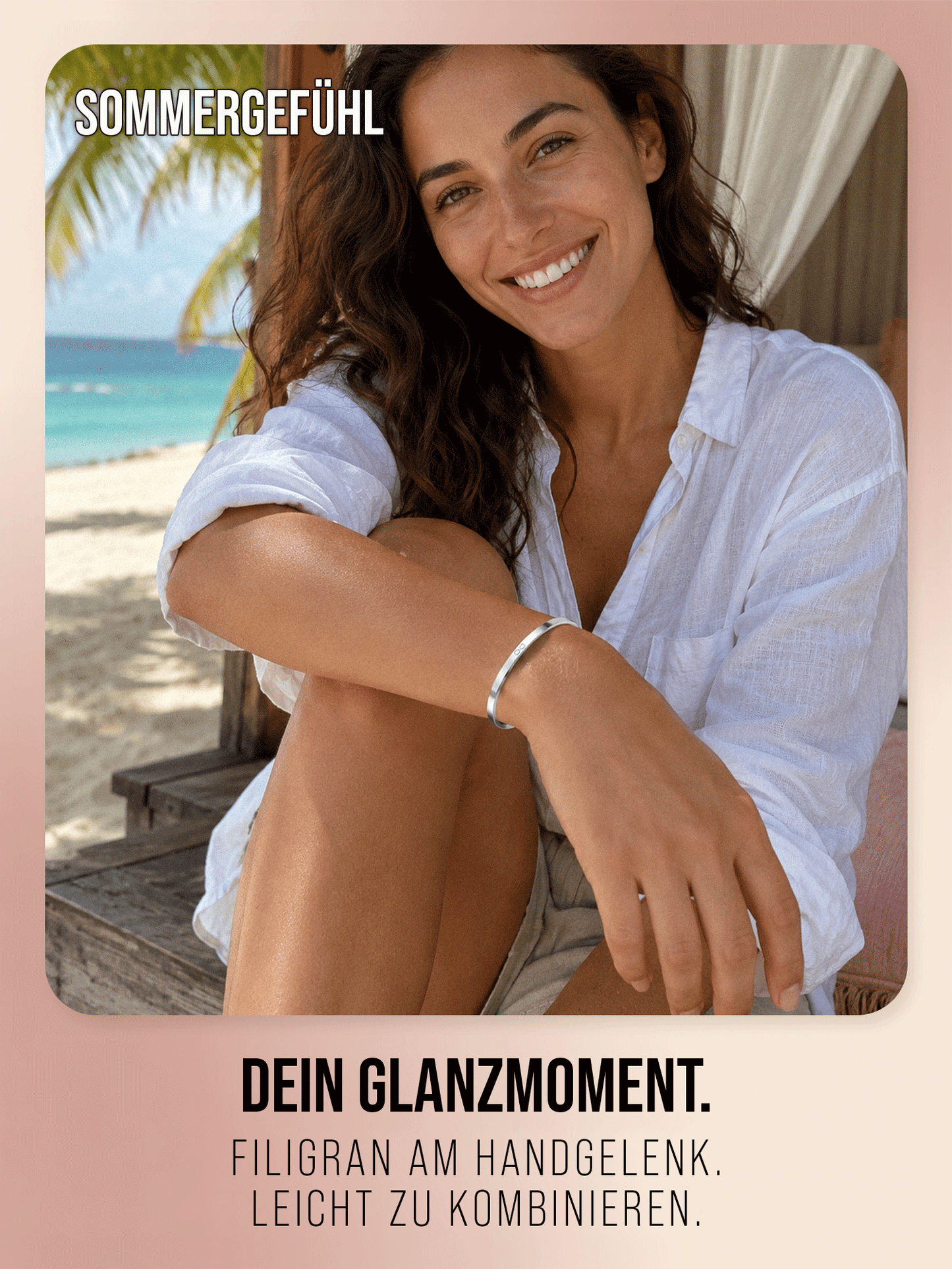 Silberfarbener THIORA Armreif in einer sonnigen Strandszene