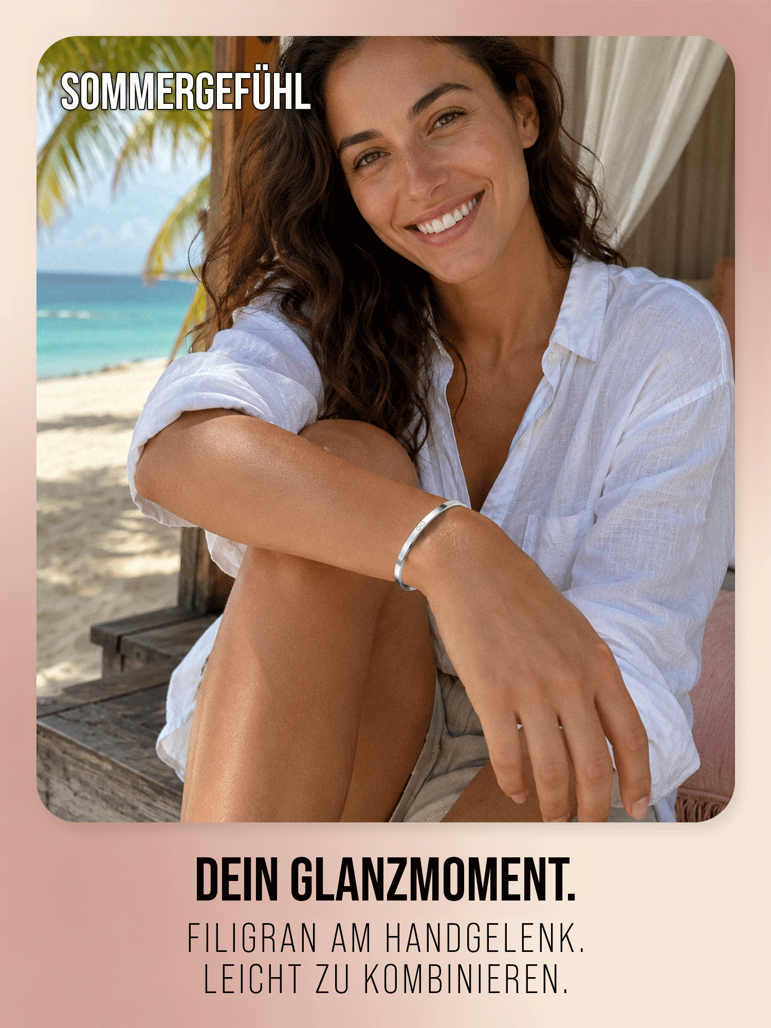 Silberfarbener THIORA Armreif in einer sonnigen Strandszene