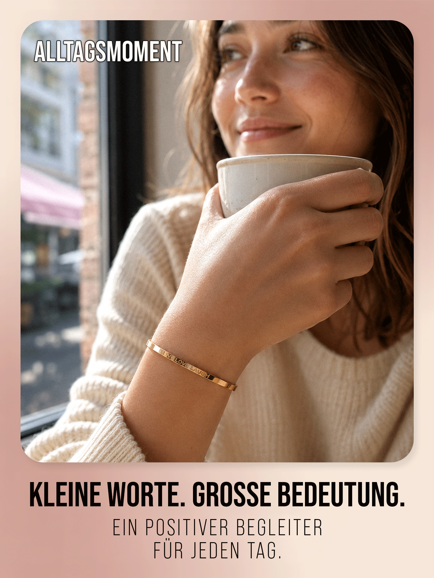 Goldfarbener Live Love Laugh Armreif von THIORA in einer warmen Cafészene