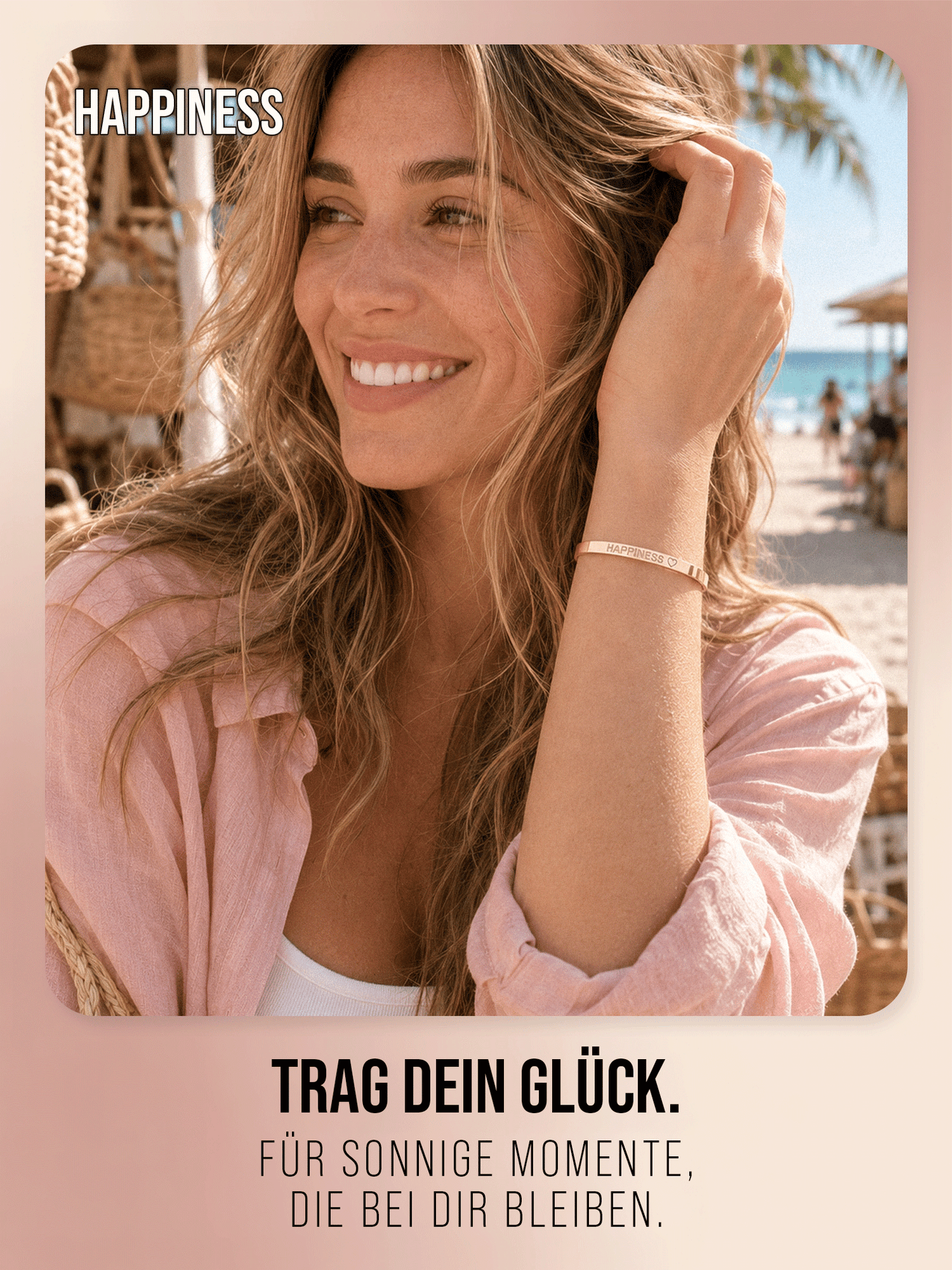 Roségoldfarbener Happiness Armreif von THIORA in einer sonnigen Strandszene