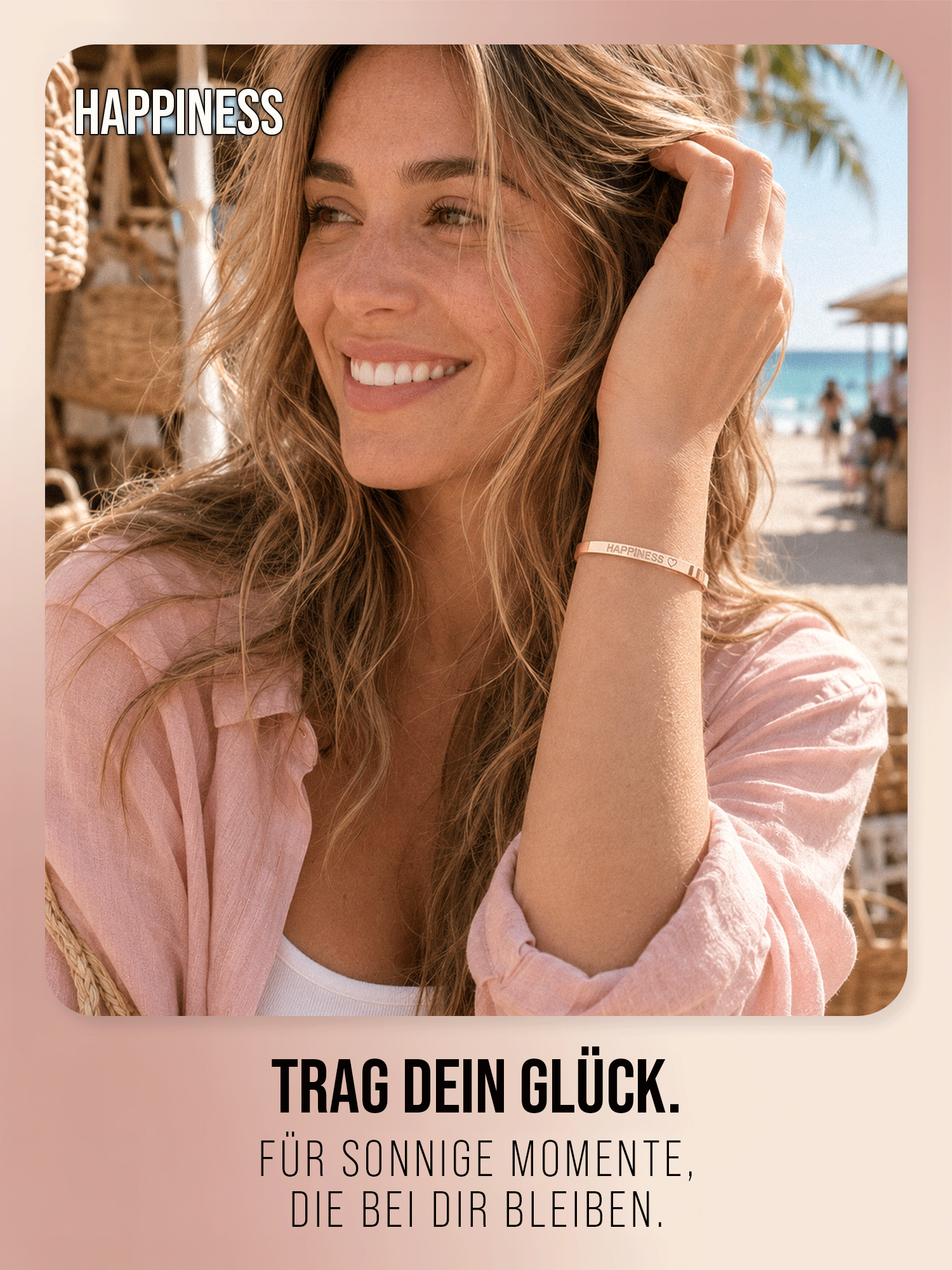 Roségoldfarbener Happiness Armreif von THIORA in einer sonnigen Strandszene