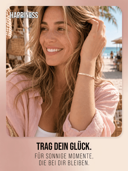 Roségoldfarbener Happiness Armreif von THIORA in einer sonnigen Strandszene