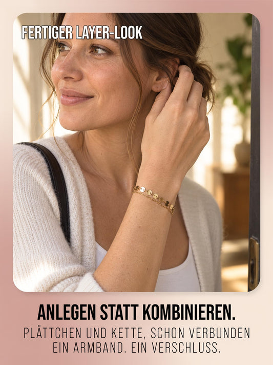 Frau trägt Solea Coins in Gold am angehobenen Handgelenk. Plättchen und Kette bilden ein Armband mit einem Verschluss.