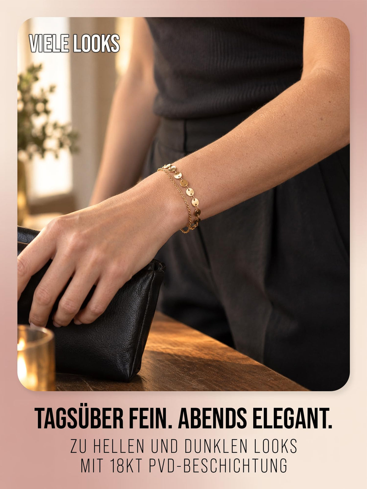Solea Coins in Gold am Handgelenk zu schwarzer Kleidung und Tasche. Bildtext zur 18kt PVD-Beschichtung der Variante Gold.