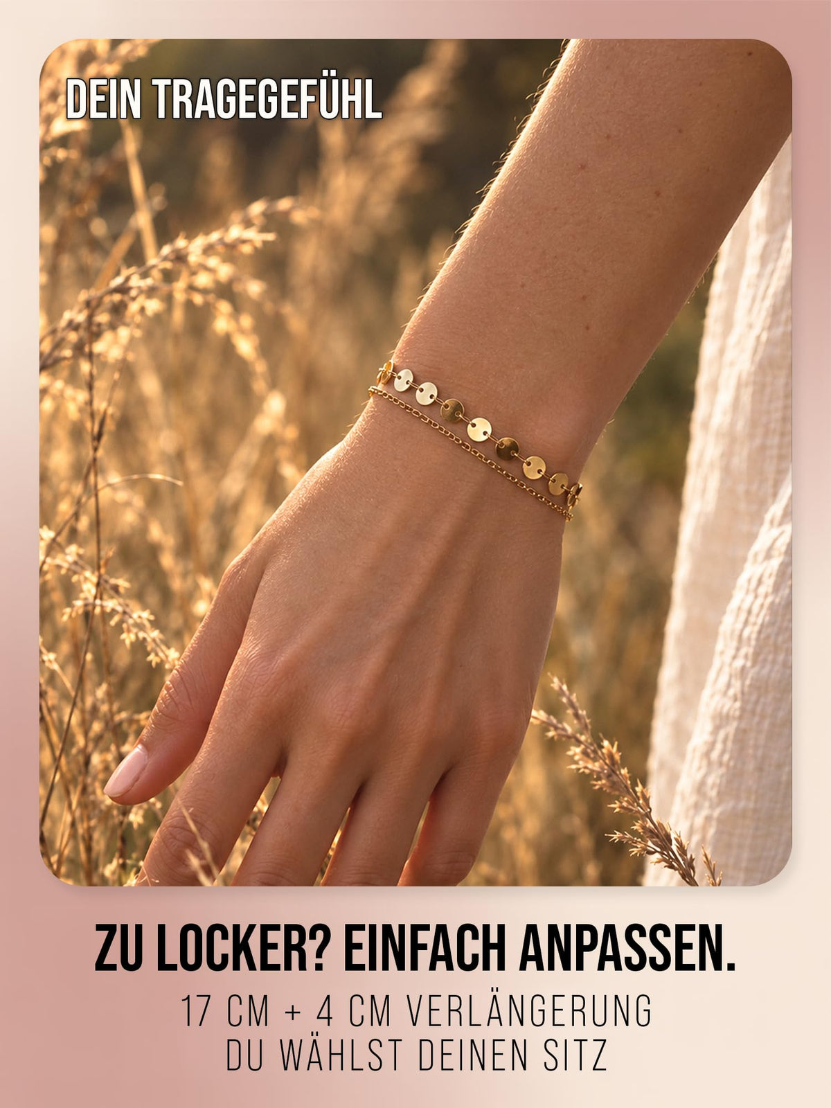Solea Coins in Gold am Handgelenk neben Gräsern im Sonnenlicht. Bildtext: 17 cm plus 4 cm Verlängerung.