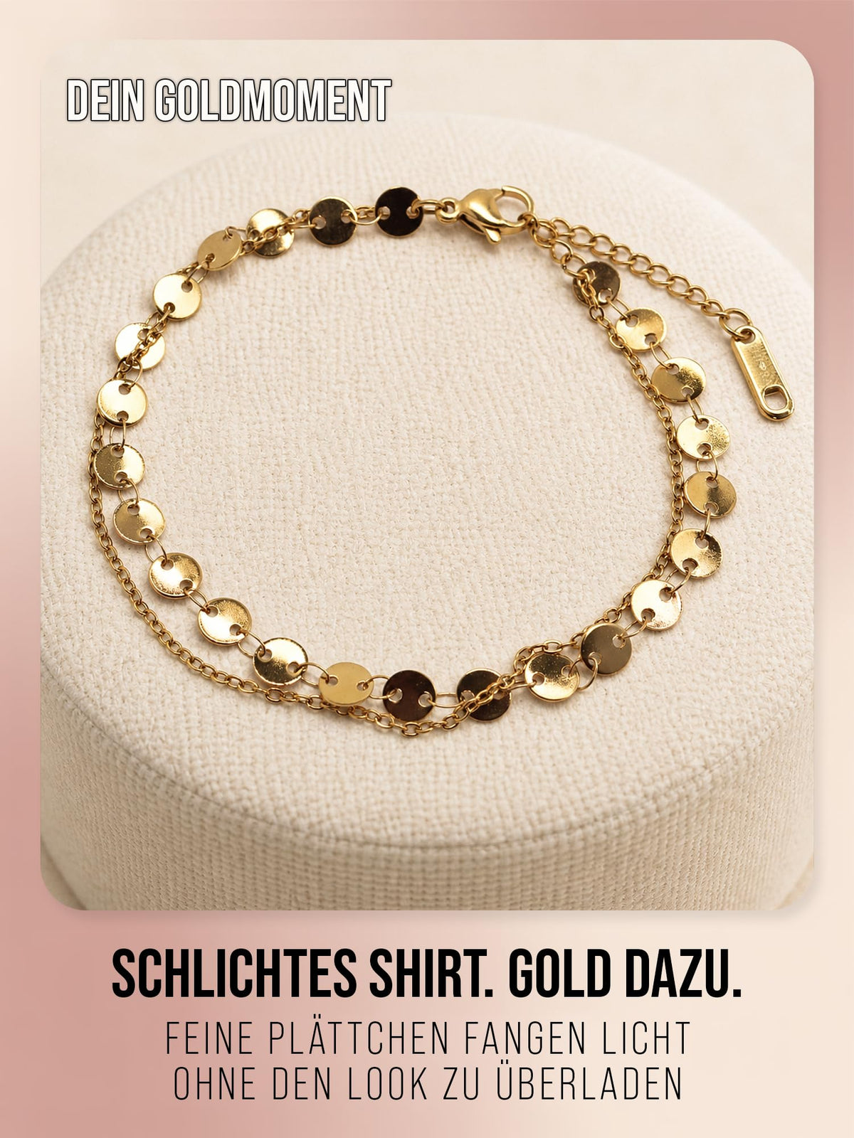 Solea Coins Armband in Gold auf einem runden Stoffpolster, mit sichtbaren Plättchen, feiner Kette und Verlängerung.