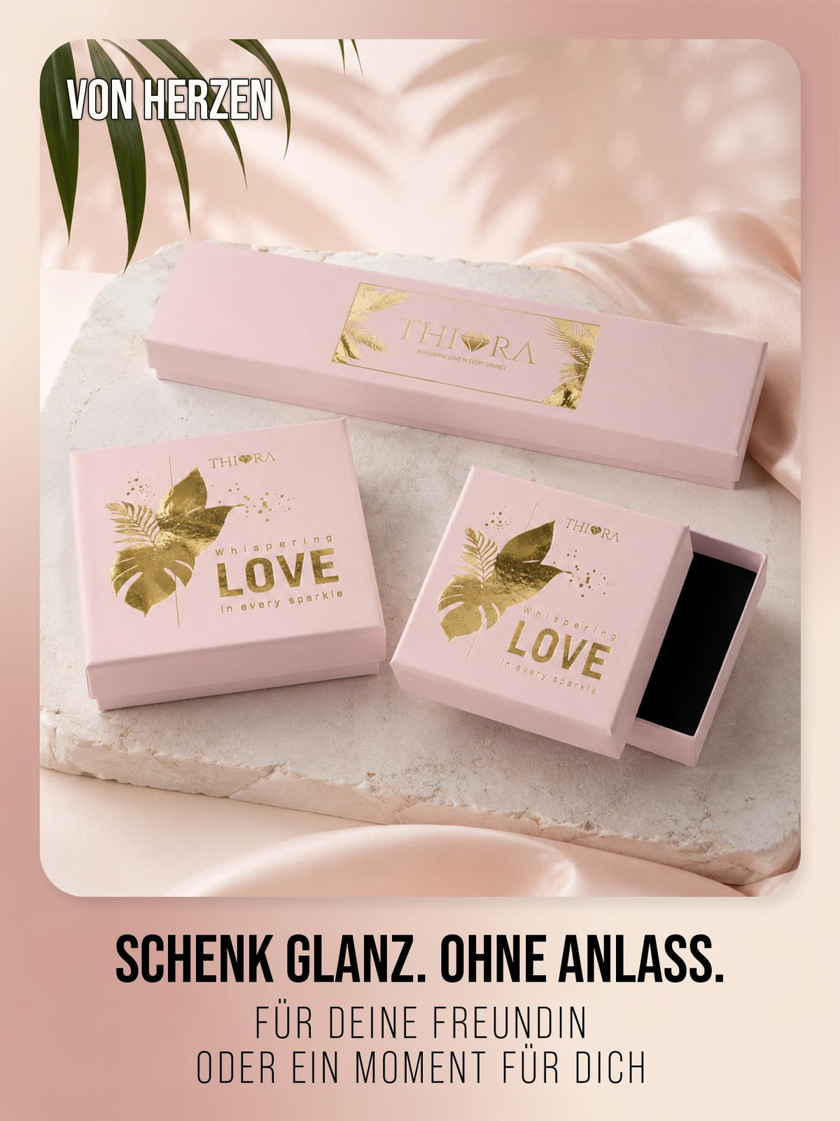 Drei rosa THIORA Schmuckboxen mit Blattmotiv auf einer hellen Steinplatte, eine davon geöffnet.