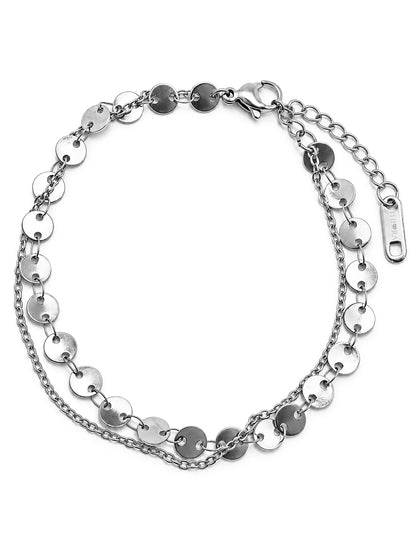 Solea Coins Armband in Silber mit Plättchenreihe, feiner Kette, Karabinerverschluss und Verlängerung auf weißem Hintergrund.